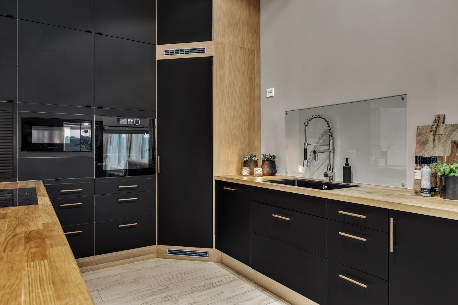 Et praktisk og funksjonelt kjøkken med god skapplass og arbeidflate for matlaging. Galleribilde