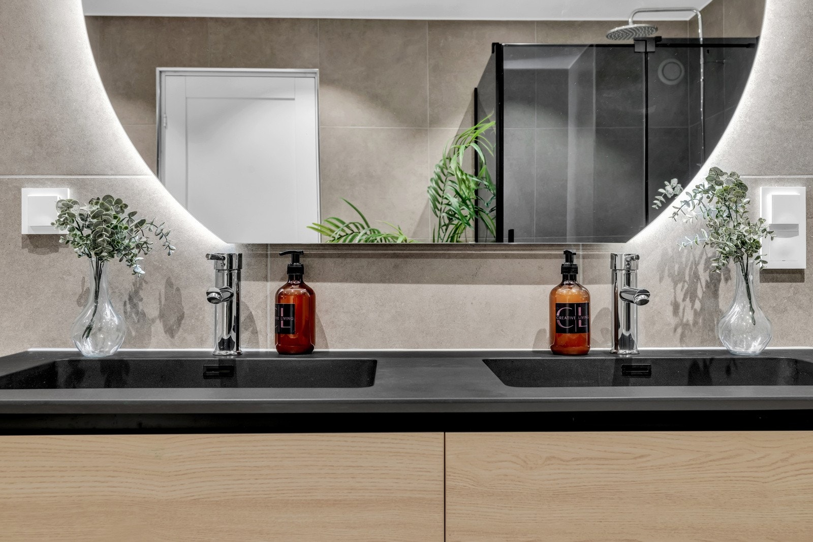 Badet har stor baderomsinnredning med dobbel servant nedfelt, to ettgreps kraner og rundt speil m/ integrert lys. Galleribilde