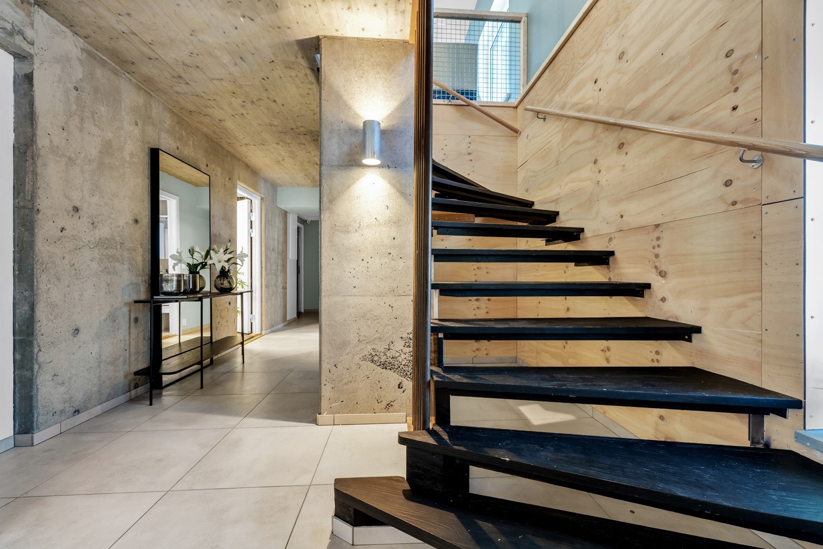 På gulvet er det lagt 60x60 gulvfliser som tåler vann og mye slitasje, og veggene er en stilig konbinasjon av betong og treplater som gir et stramt og moderne uttrykk. Galleribilde