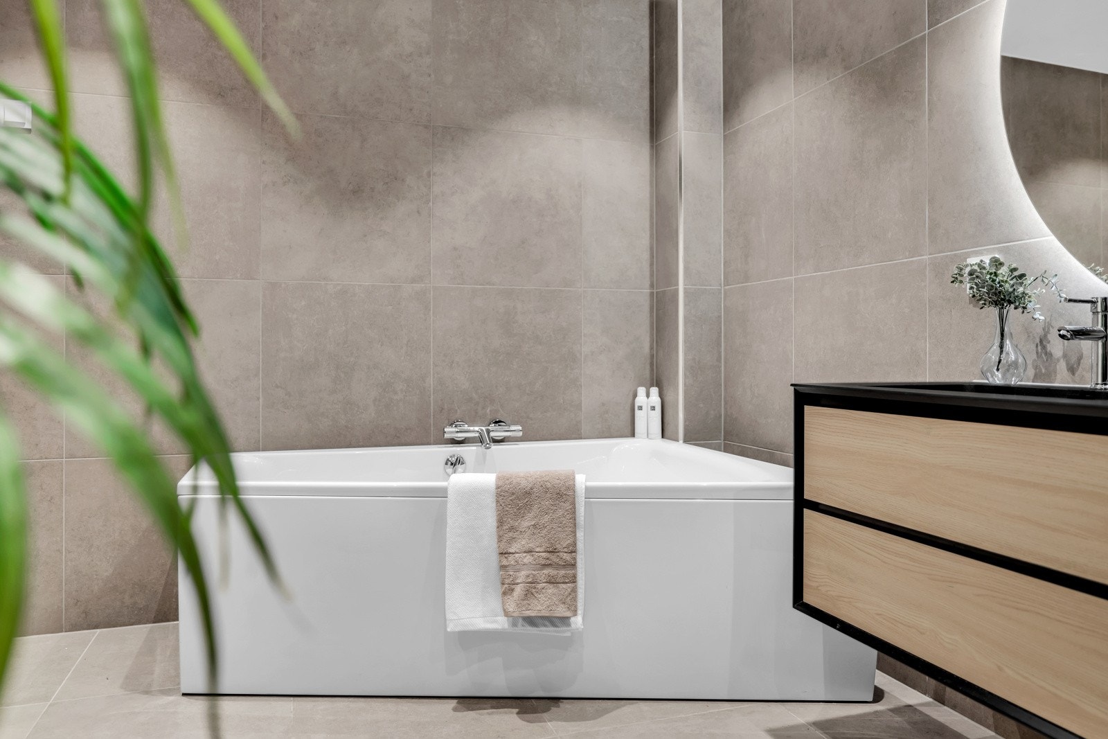 I hjørnet er det lekker badekar med tilhørende dusjgarnityr. Galleribilde