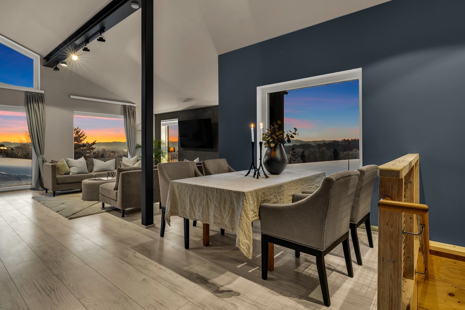 Huset ha gjennomgående laminatgulv som tåler mye slitasje. Galleribilde