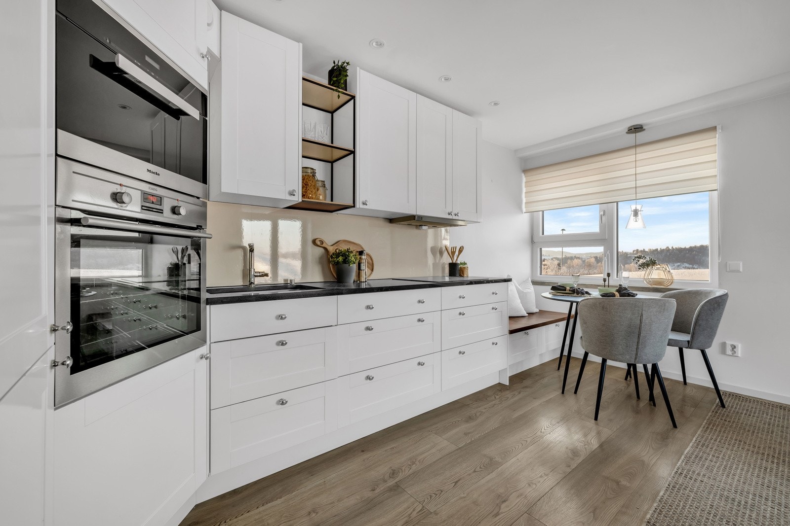 Hybelen har stort og fint kjøkken med plass til spisebord. Galleribilde