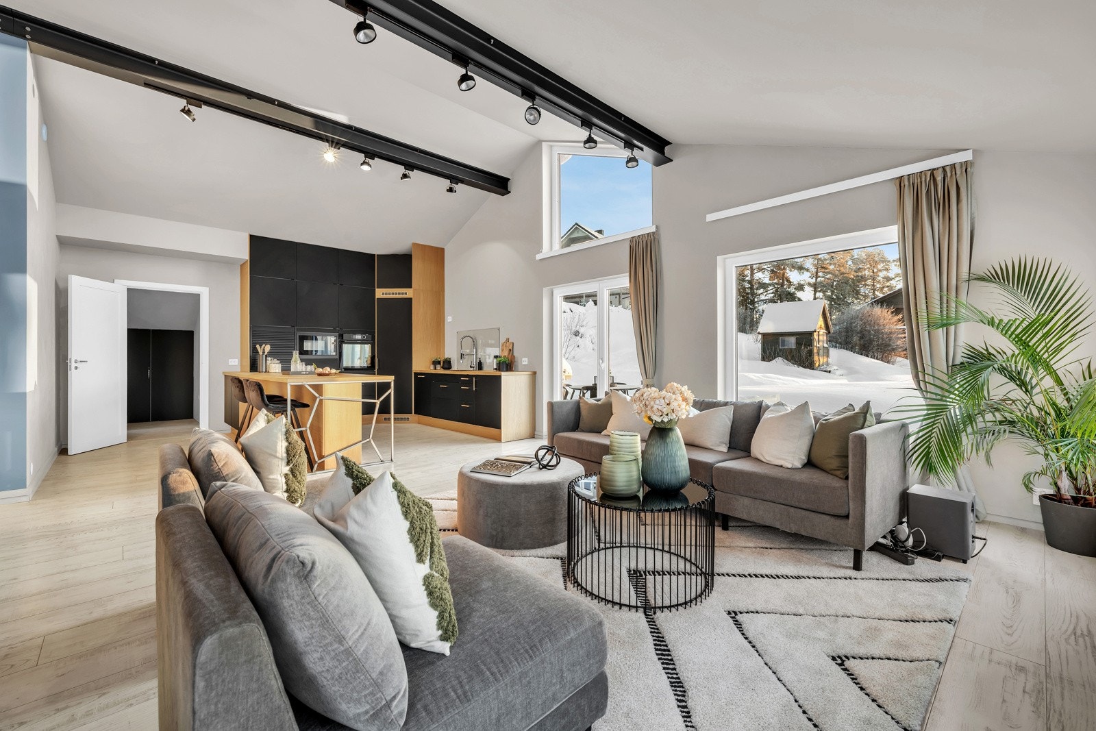 Store vindufalter gir rikelig innslipp av naturlig lys, og den generøse takhøyden gir en svært god romfølelse. Galleribilde