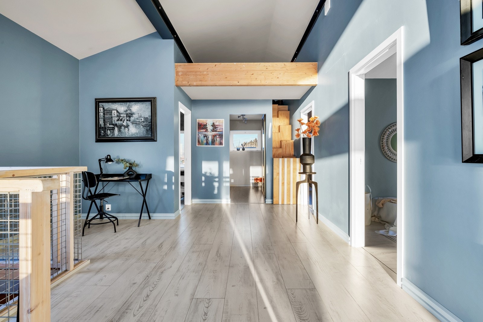 Takhøyden er godt utnyttet med lagringshems for oppbevaring. Galleribilde