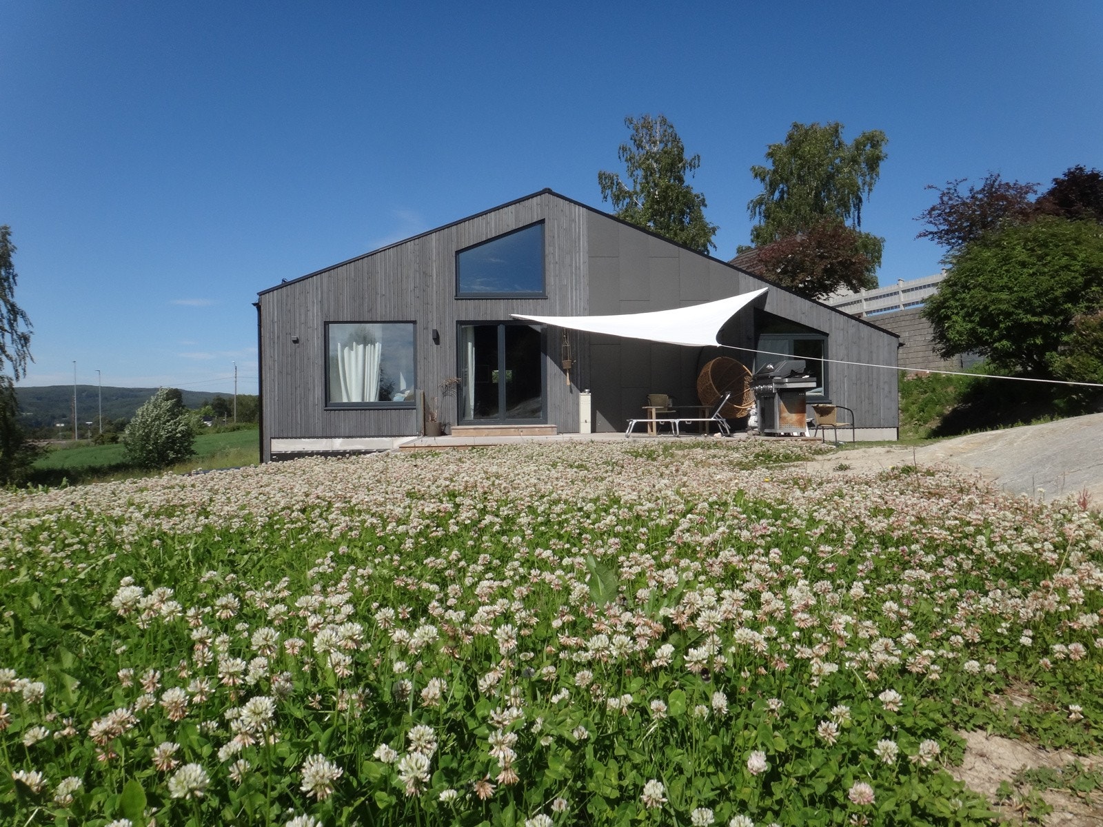 Fra stuen i hovedetasjen er det adkomst til 23 kvm terrasse vendt mot syd. Galleribilde