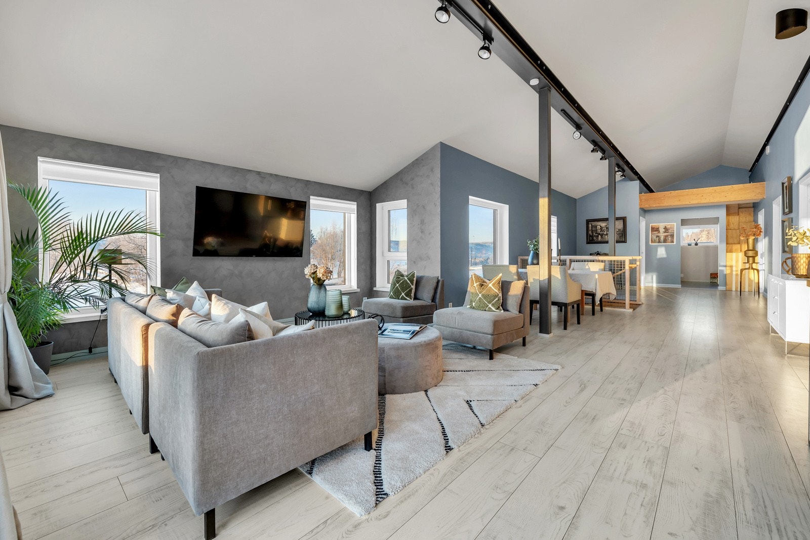 I boligen 1. etasje er det stor og luftig stue, med plass til flere sosiale soner. Galleribilde