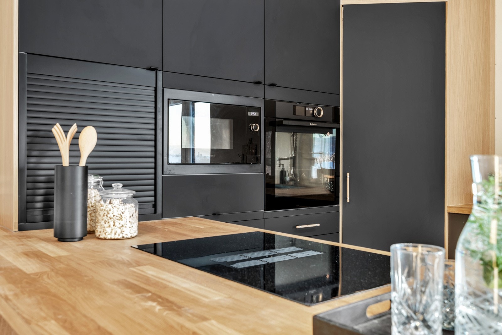 Kjøkkenet er komplett utstyrt med integrerte hvitevarer, med bla. induksjonstopp med benkeventilator. Galleribilde