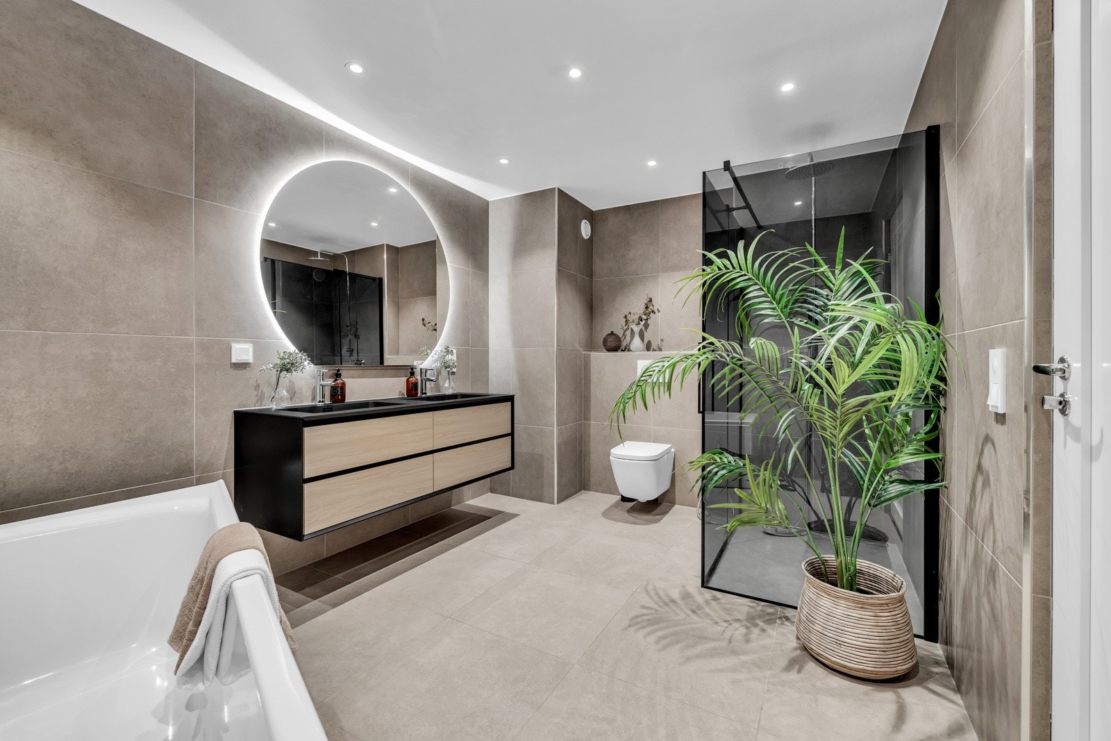 Boligen hovedbad er svært delikat innredet, med 60x60 fliser på gulv og vegger, gulvvarme og behagelig belysning. Galleribilde