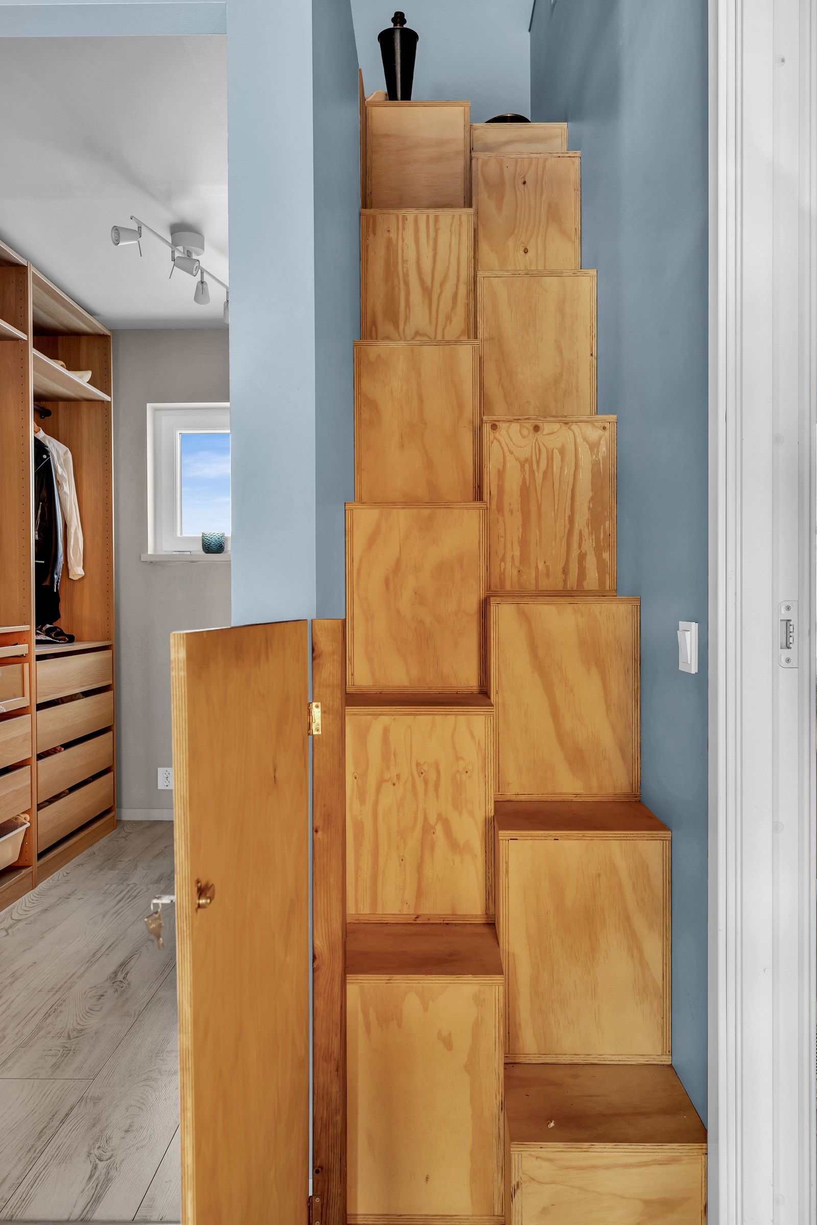 Det er montert kul sambatrapp i tre opp til hemsen. Galleribilde