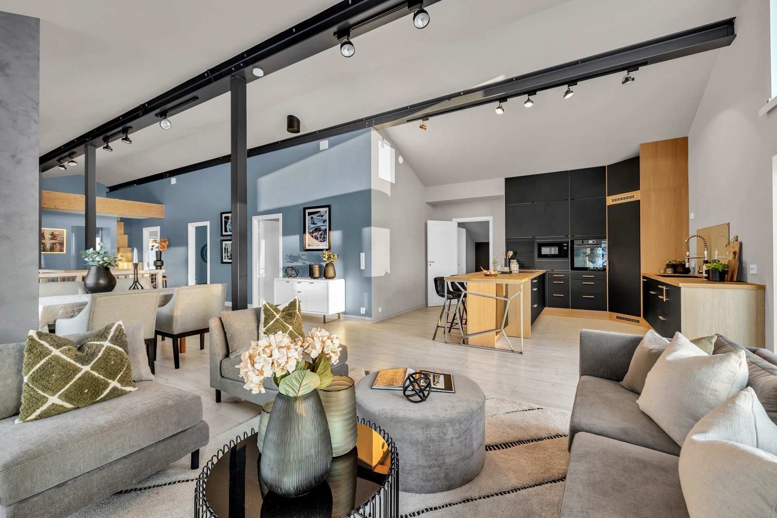 Huset har balansert ventilasjon og vannbåren gulvvarme i alle rom (unntatt soverom og boder). Galleribilde