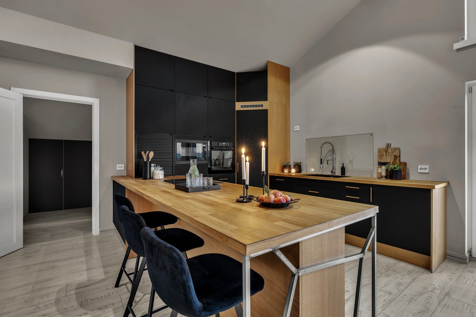 Boligen har et stramt og moderne kjøkken med heltre benkeplate, og sorte fronter i slett utførelse. Galleribilde