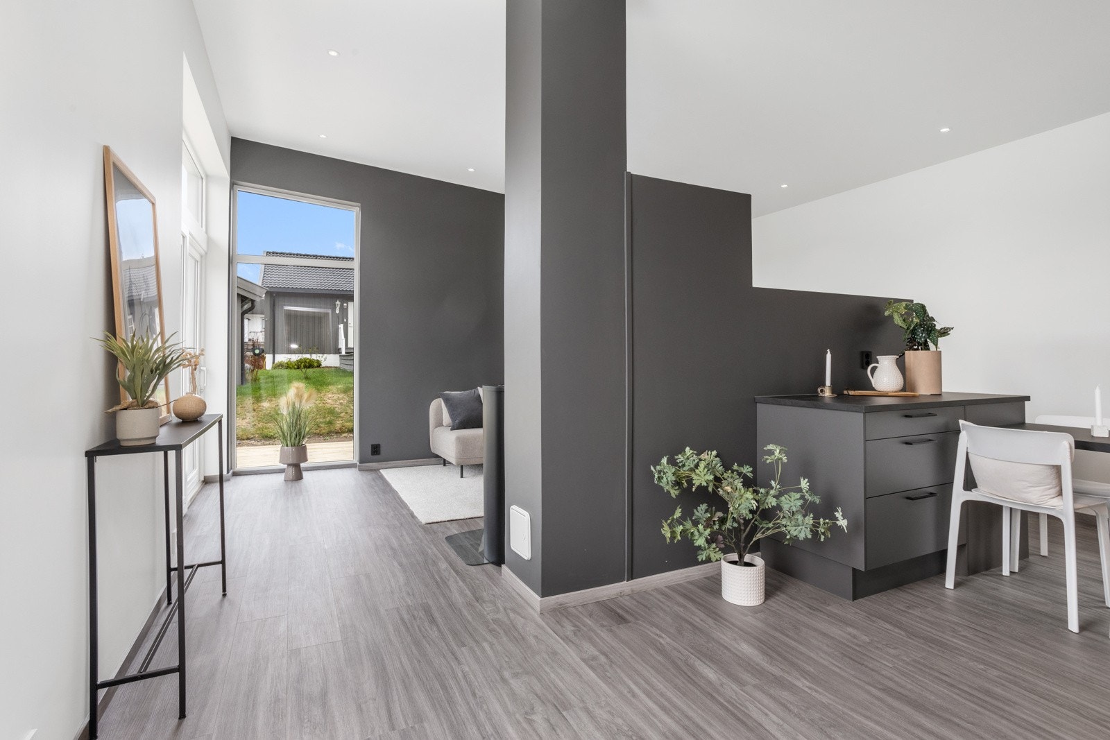 Store vindusflater slipper inn masse naturlig lys. Galleribilde