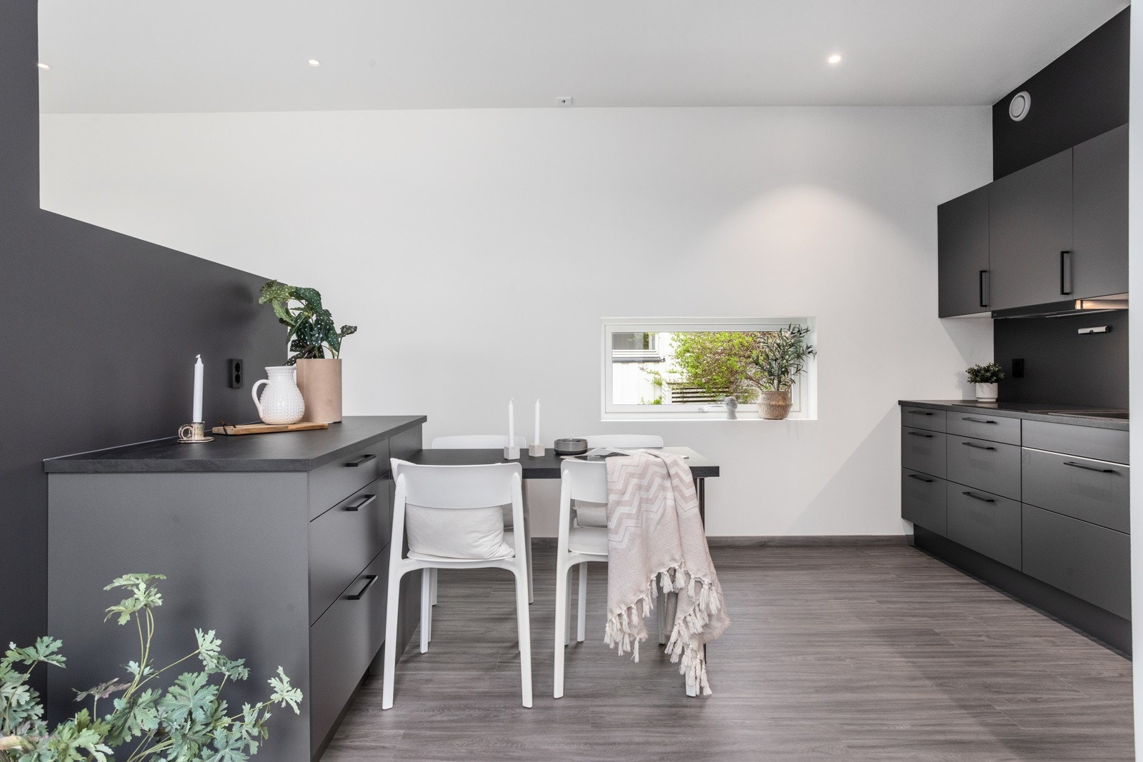 Spiseplass i forbindelse med kjøkken. Galleribilde