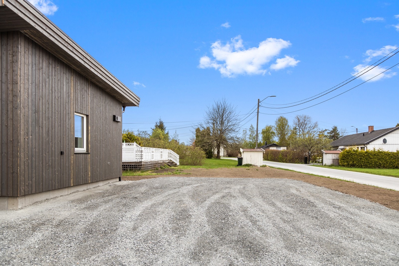 Romslig gårdsplass. Galleribilde