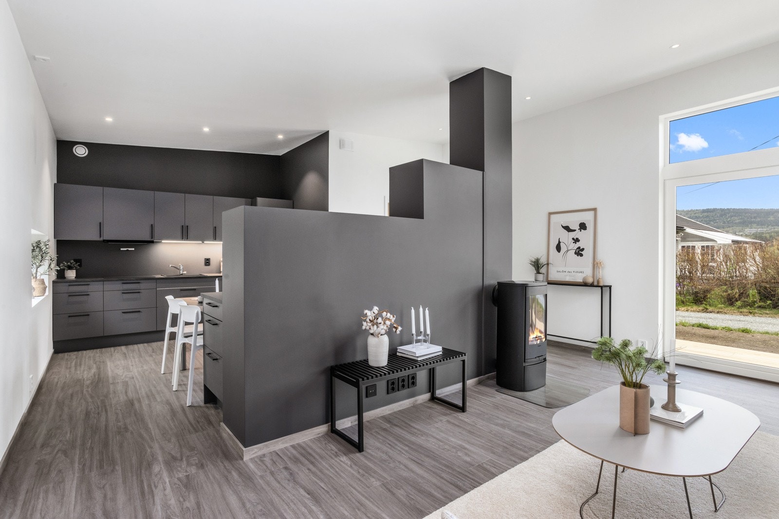 Kjøkken og stue er åpent, men allikevel avgrenset og skjermet. Galleribilde