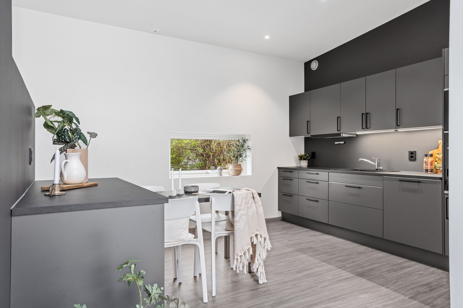 Kjøkken med innredning i stilig gråfarge. Galleribilde