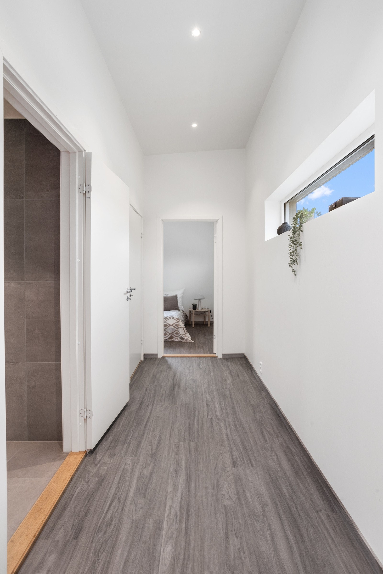 Gang som fører deg til bad og soverom. Galleribilde