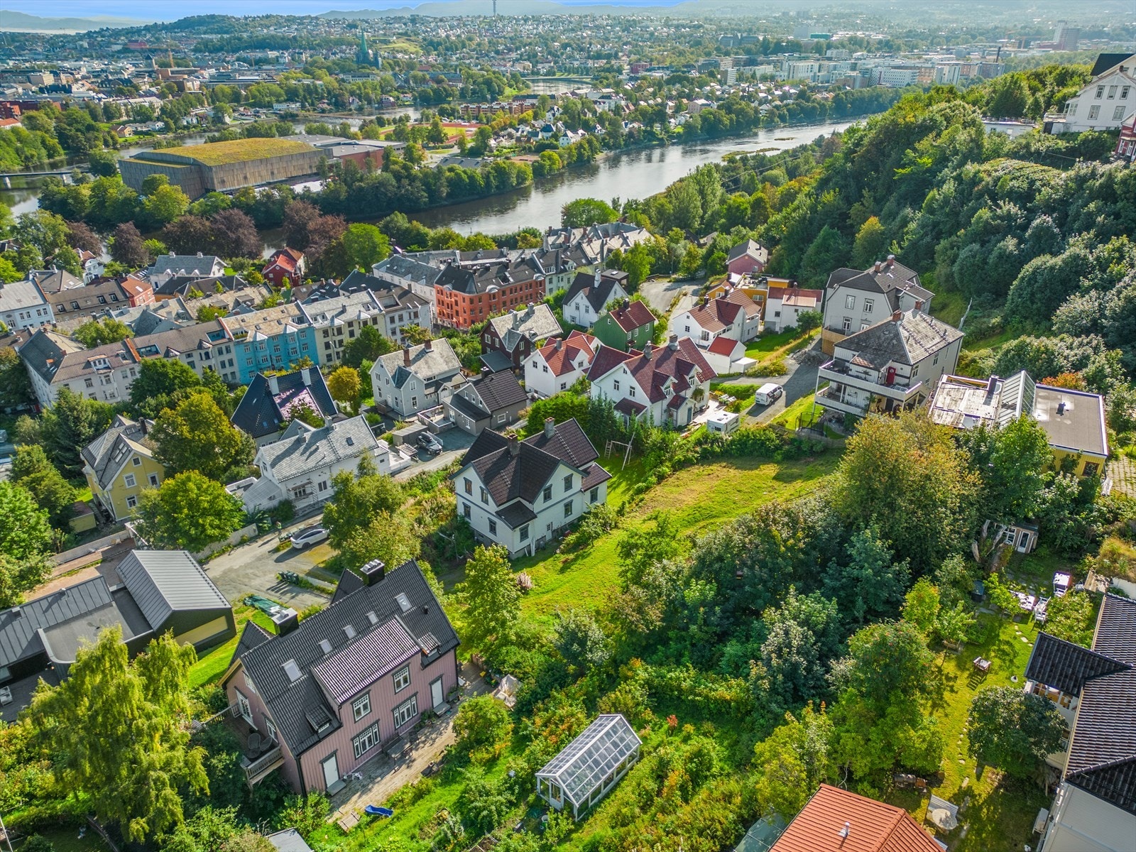 Boligtomtene selges ferdig fradelt og detaljregulert. Tomt A er regulert for én tomannsbolig med to enheter på til sammen ca. 290 m², i tillegg til dobbeltgarasje på ca. 38 m². Tomt B er regulert for enebolig på ca. 270 m², inkludert garasje. Galleribilde