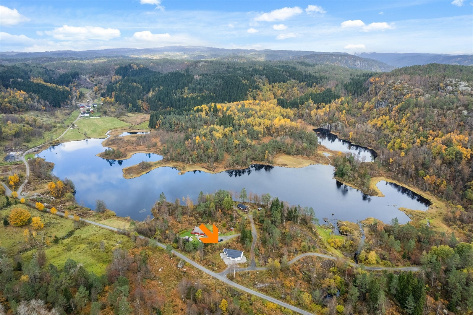 Hytta har en fin beliggenhet i ett spredt hytteområde Galleribilde