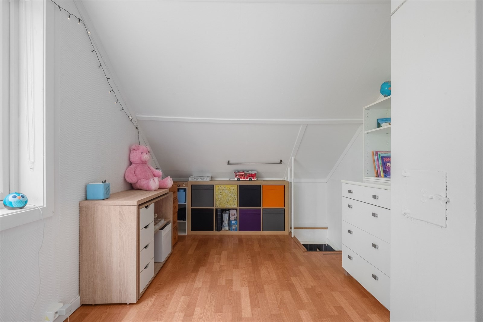 Det er etablert en loftstrapp fra soverom og opp til soverom som i dagens løsning brukes som leke- og soverom. Galleribilde