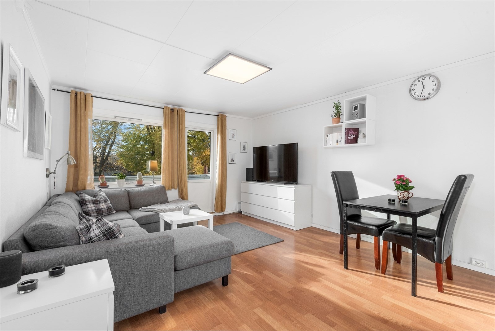 Velkommen til Rambergveien 27 formidlet av Nordvik v/Jacob T. Koren! En ende- og toppleilighet beliggende i et naturskjønt og rolig område. Galleribilde
