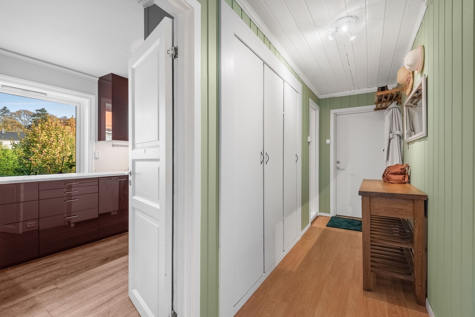 Entreen er malt i en frisk grønnfarge og har en praktisk innebygd garderobe, i tillegg til hattehylle og plass til oppheng av yttertøy. Galleribilde