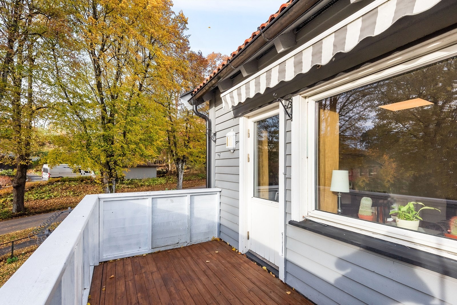 Verandaen har gode solforhold hele dagen og utsikt mot nabolaget. Galleribilde