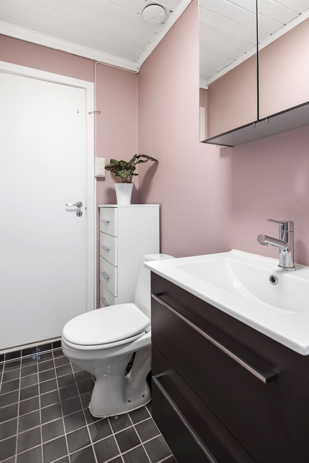 Badet har flislagt gulv med gulvvarme for en lun og behagelig følelse hele året. Galleribilde