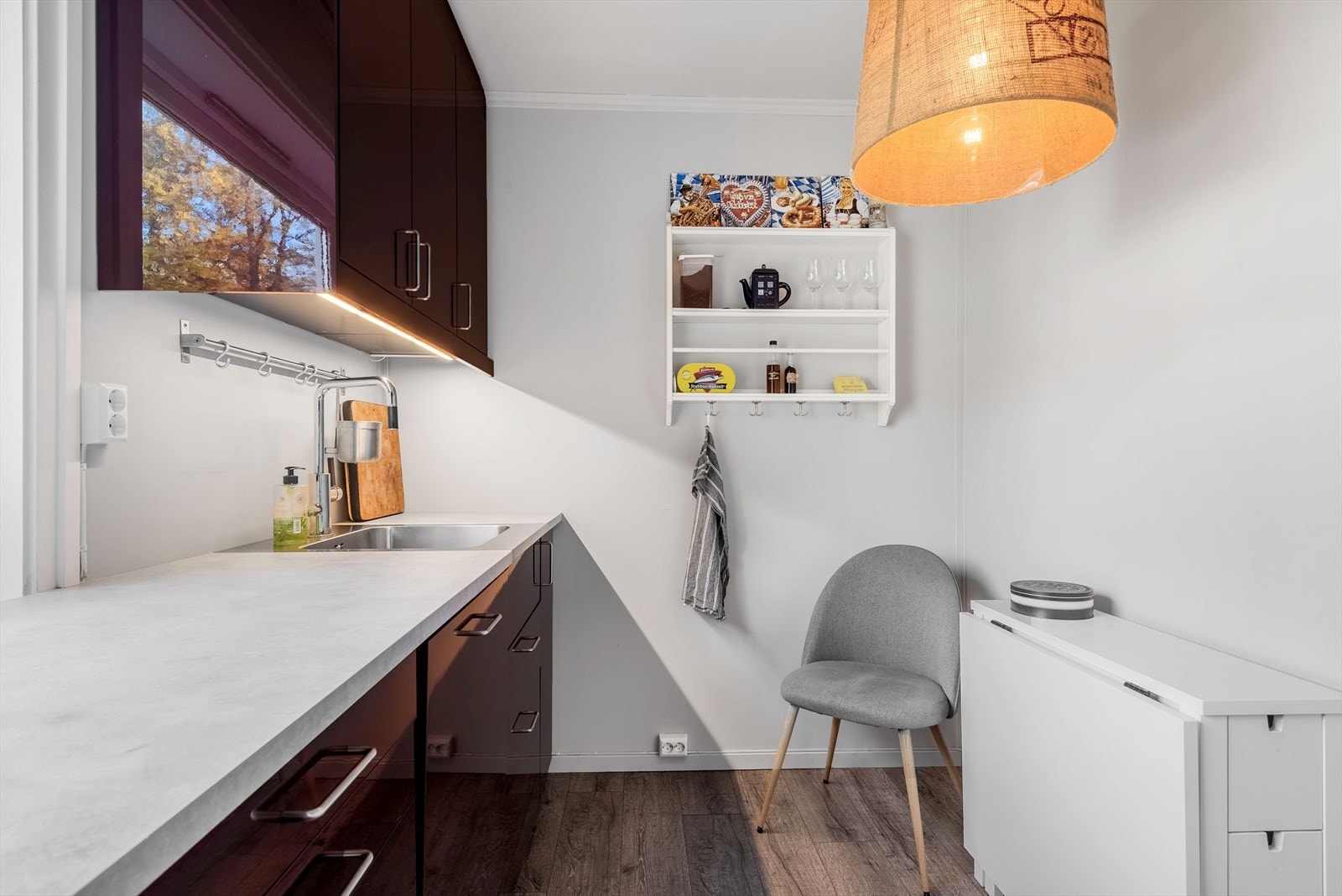 Det er plass til et frokostbord og et stort vindu gir rikelig med naturlig lys og fint utsyn mot åpne fellesarealer. Galleribilde