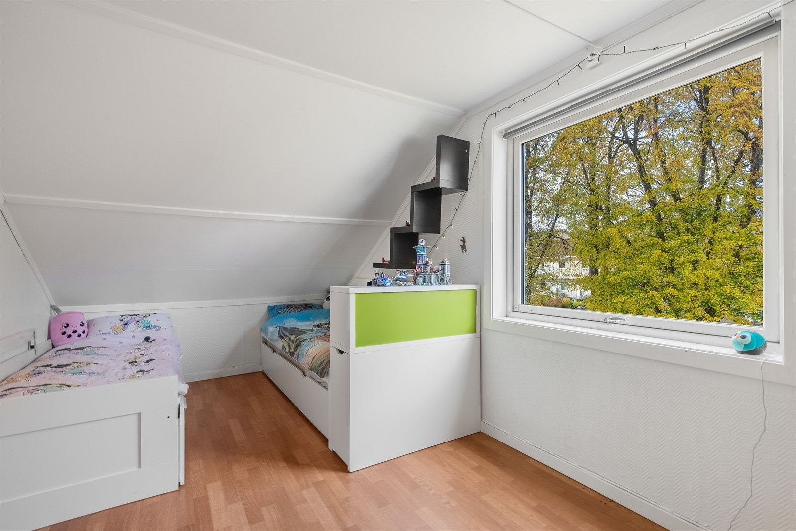 Rommet har lyse overflater og et stort vindu med solskjerming. Soverommet har ikke godkjent adkomst, se pkt. ferdigattest. Galleribilde