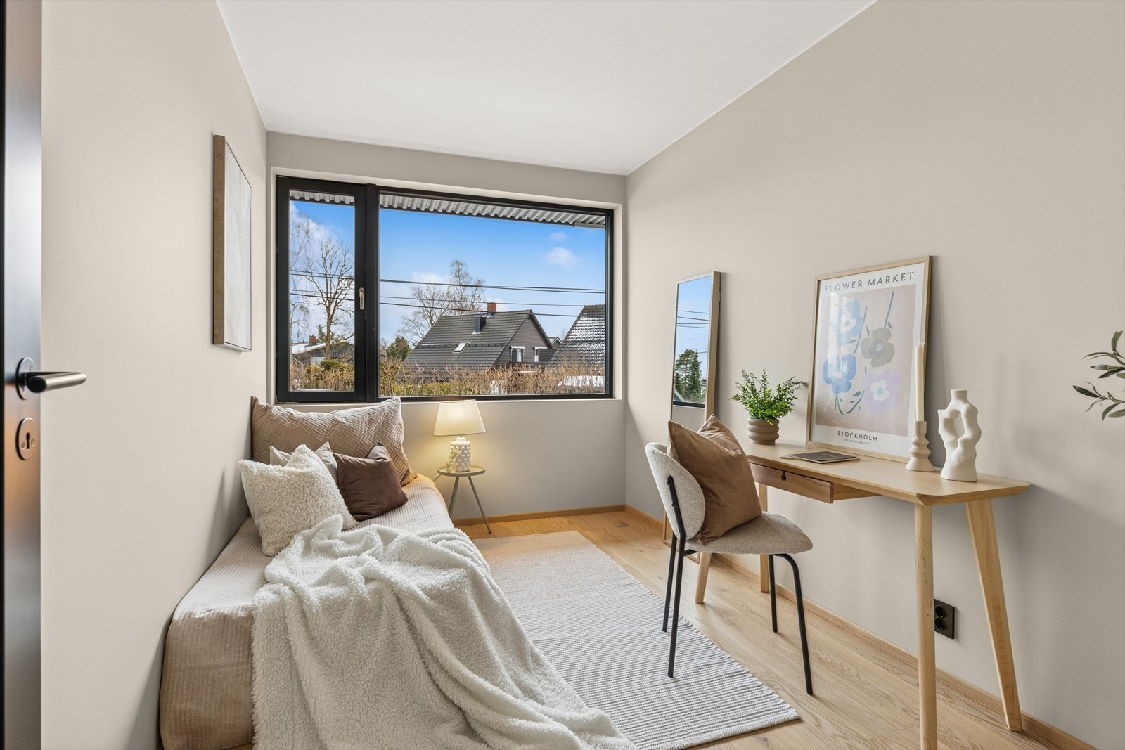 Soverom 1 i u.etg. med god plass til seng, skap og arbeidspult. Galleribilde