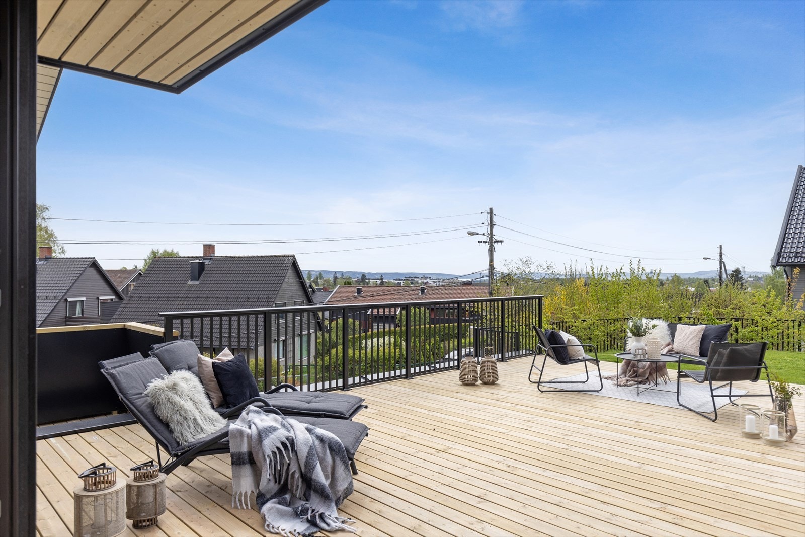 Sydvendt terrasse og hage med god plass til griller og utemøbler! Hekk og gjerde rundt tomten. Galleribilde