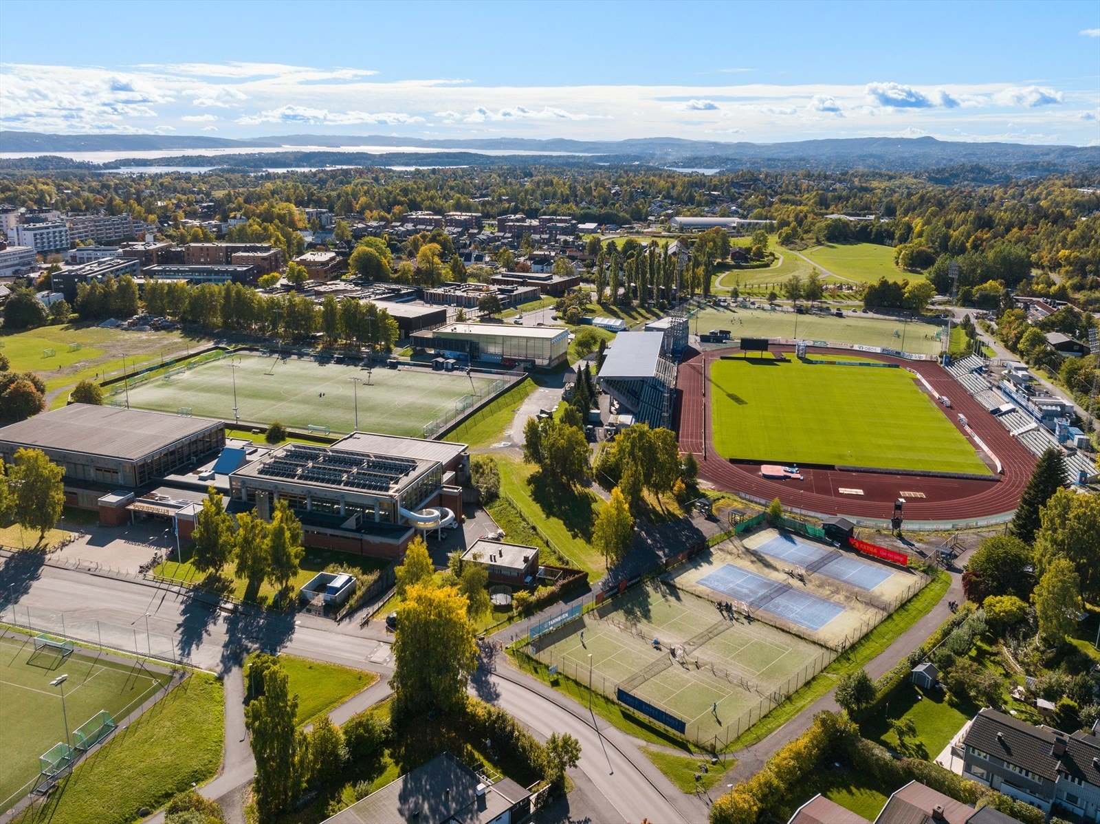 Nadderudbanen - nå under oppgradering og utbygging. Svømmehall, tennisbaner, Gnist og Arena holder til her samt en koselig joggeløype på Gjønnesjordet. Galleribilde