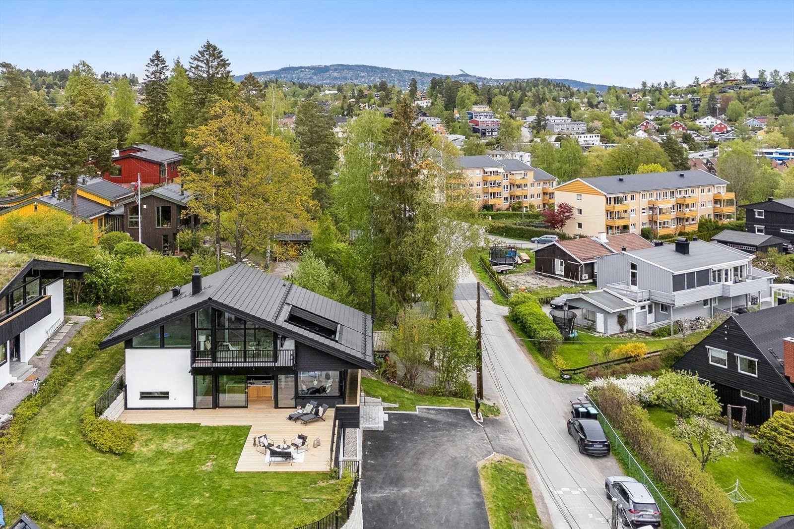 Rett nedi veien ligger det bussholdeplass og Rema 1000. Galleribilde