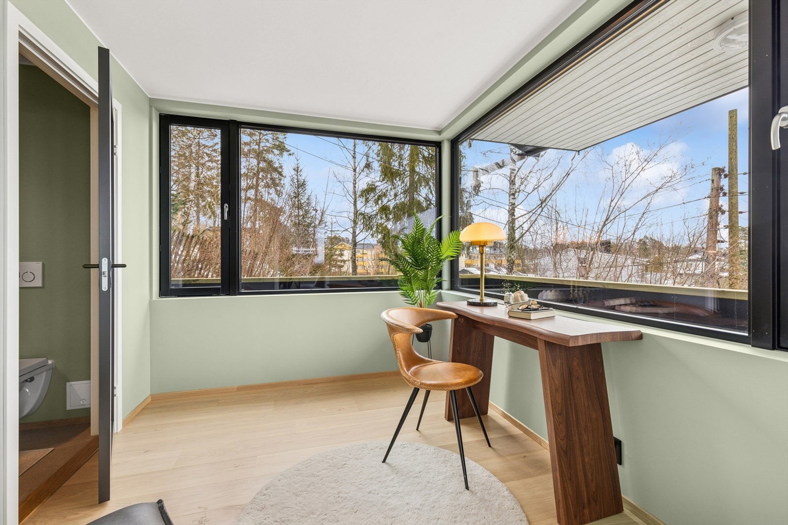 Lyst og trivelig soverom/kontor/gjesterom med eget toalettrom. Galleribilde