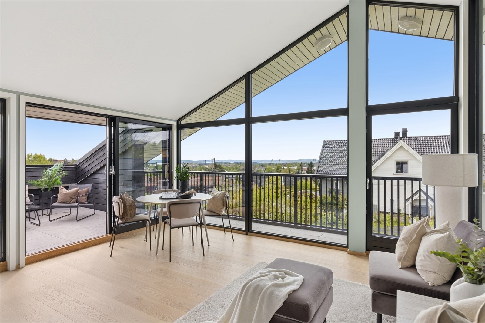 Flott utsikt fra stue og terrasse/balkong i 2.etg. - her kan det være mulighet for å sette inn skyvedør ut mot balkongen, slik at du får en terrassefølelse inne også. Galleribilde