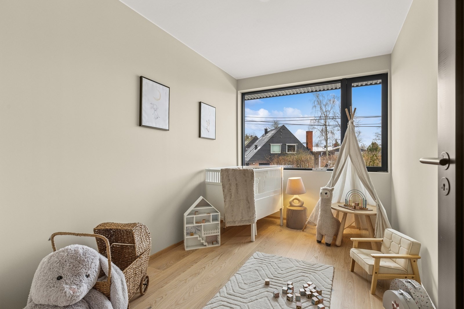 Soverom 2 i u.etg. Begge soverommene er på ca 9 kvm (+/-). Galleribilde