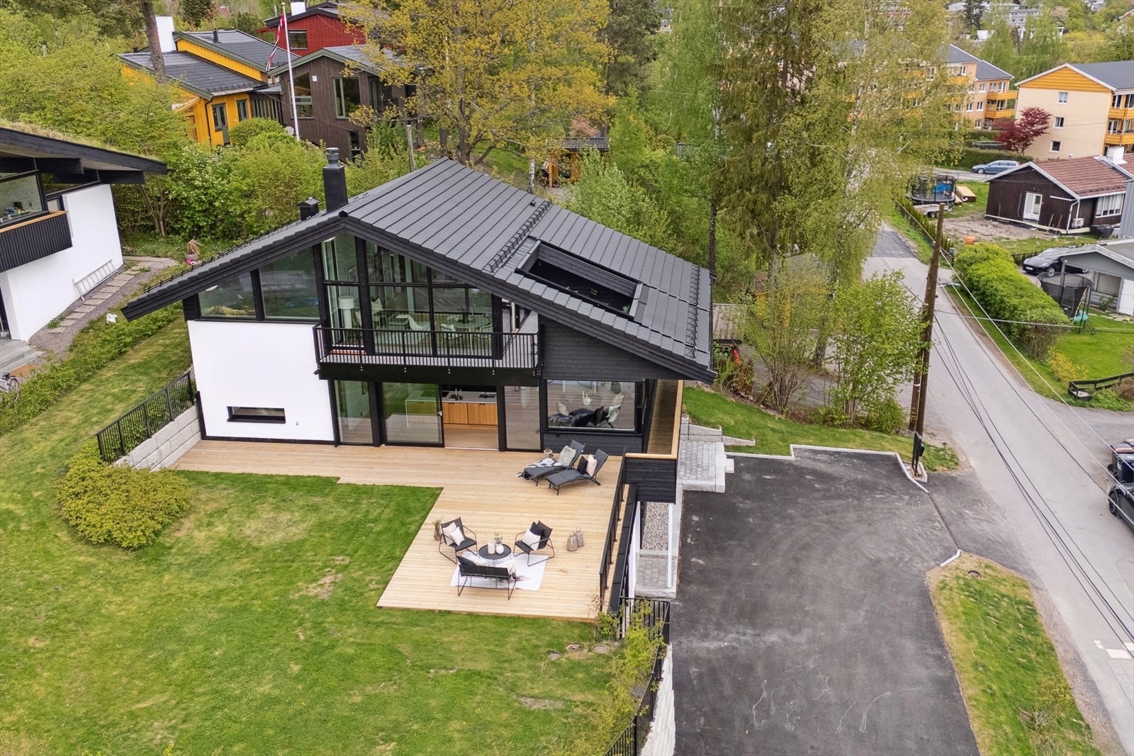 Herlige uteplasser med sol fra tidlig morgen - du kan sitte helt usjenert på takterrassen! Galleribilde
