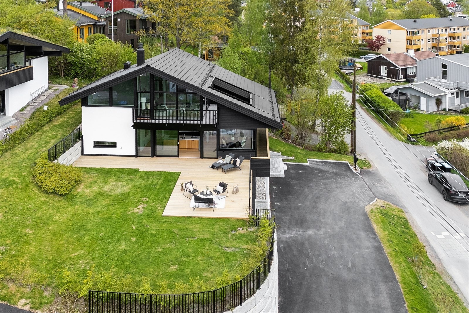 Godt adskilt med mur og hekk rundt eiendommen - felles, asfaltert adkomst med nabohuset. Galleribilde