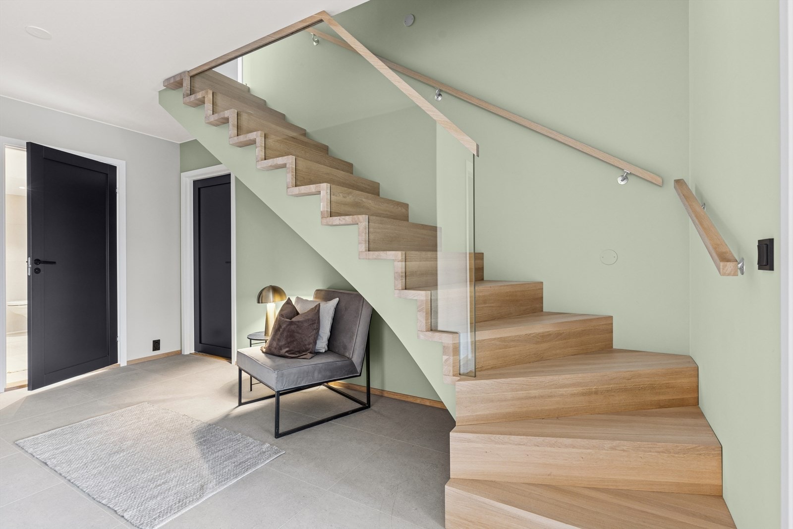 Solid trapp i eik med glassfelt. Plass til å innrede med skap/hyller under trappen. Det er montert lamper med dimmer i trappegangen. Vannbåren gulvvarme i både u.etg og 1.etg. Galleribilde