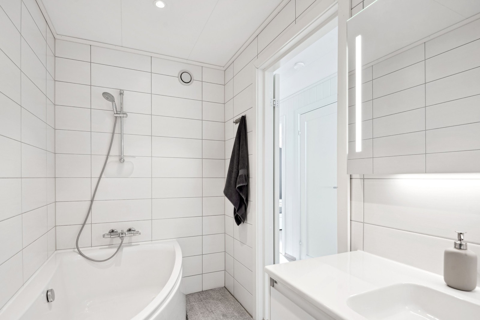 Bad 2.etasje med badekar Galleribilde