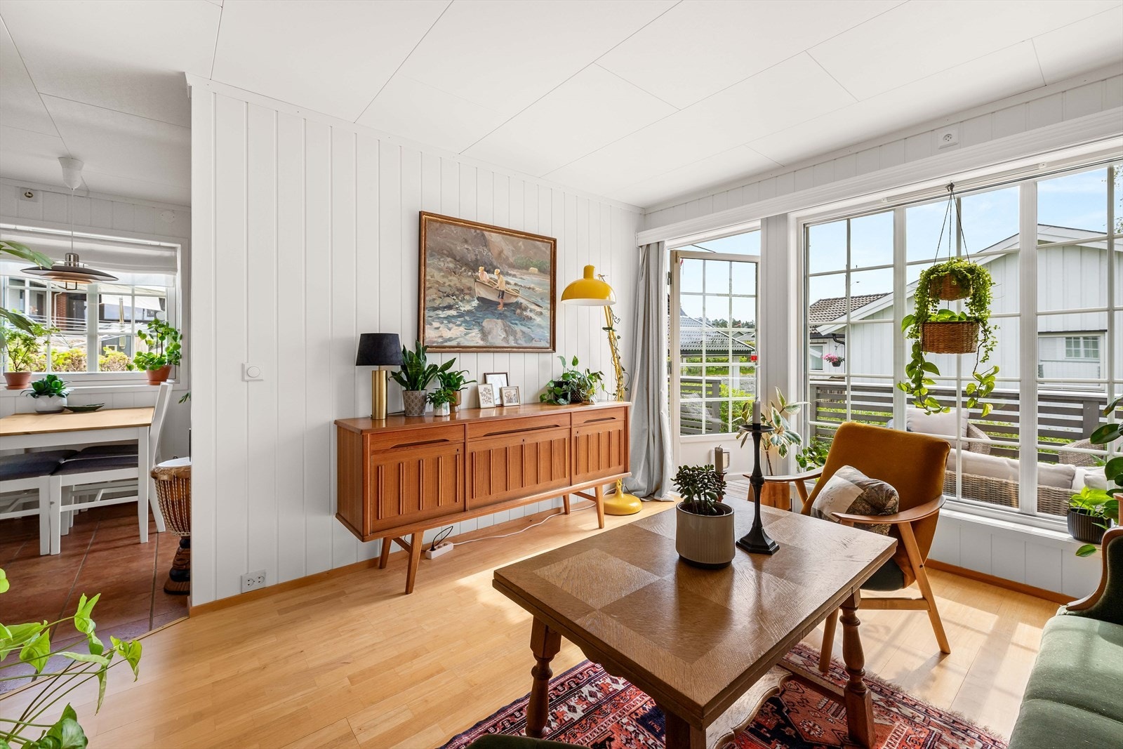 Store vindusflater slipper inn rikelig med naturlig lys. Galleribilde