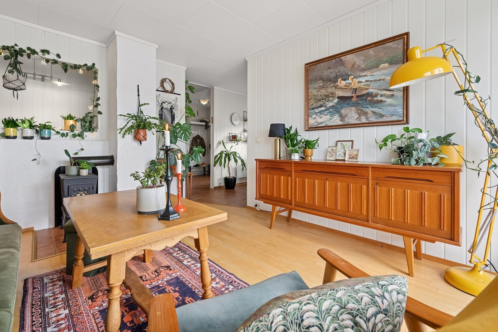 Stuen har god plass til å innrede med sofa med tilhørende møblement etter eget ønske. Galleribilde