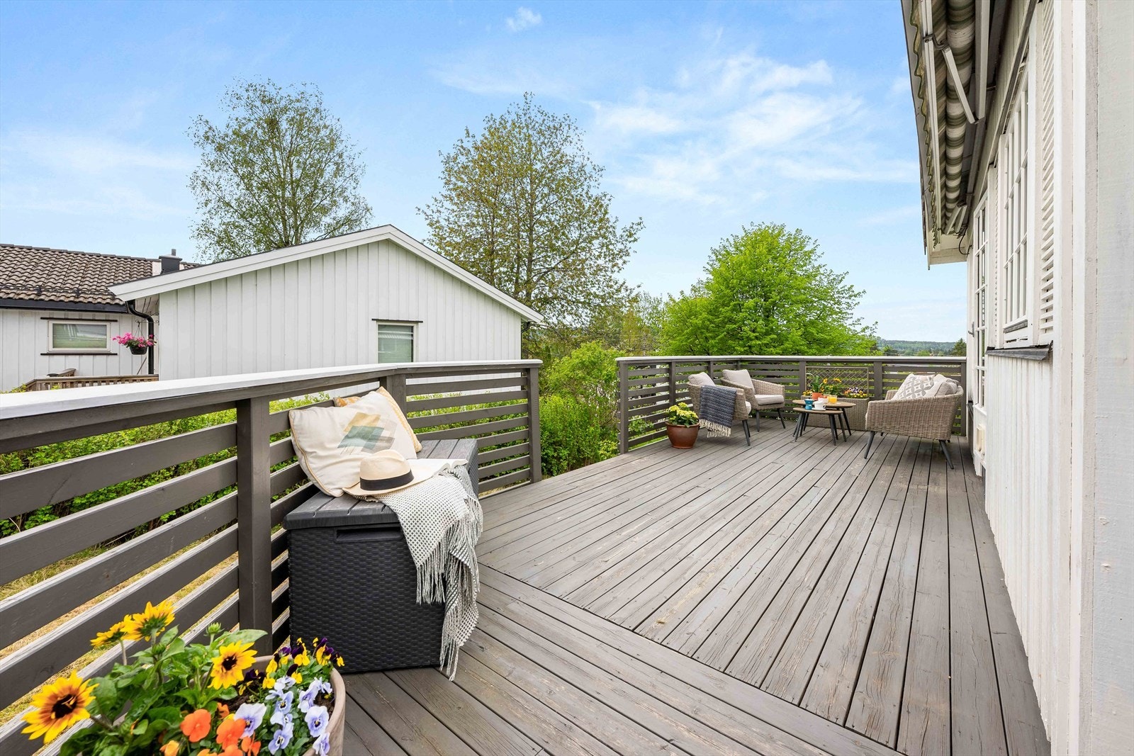 Terrassen er på ca. 33 kvm og byr på nydelige solforhold. Galleribilde