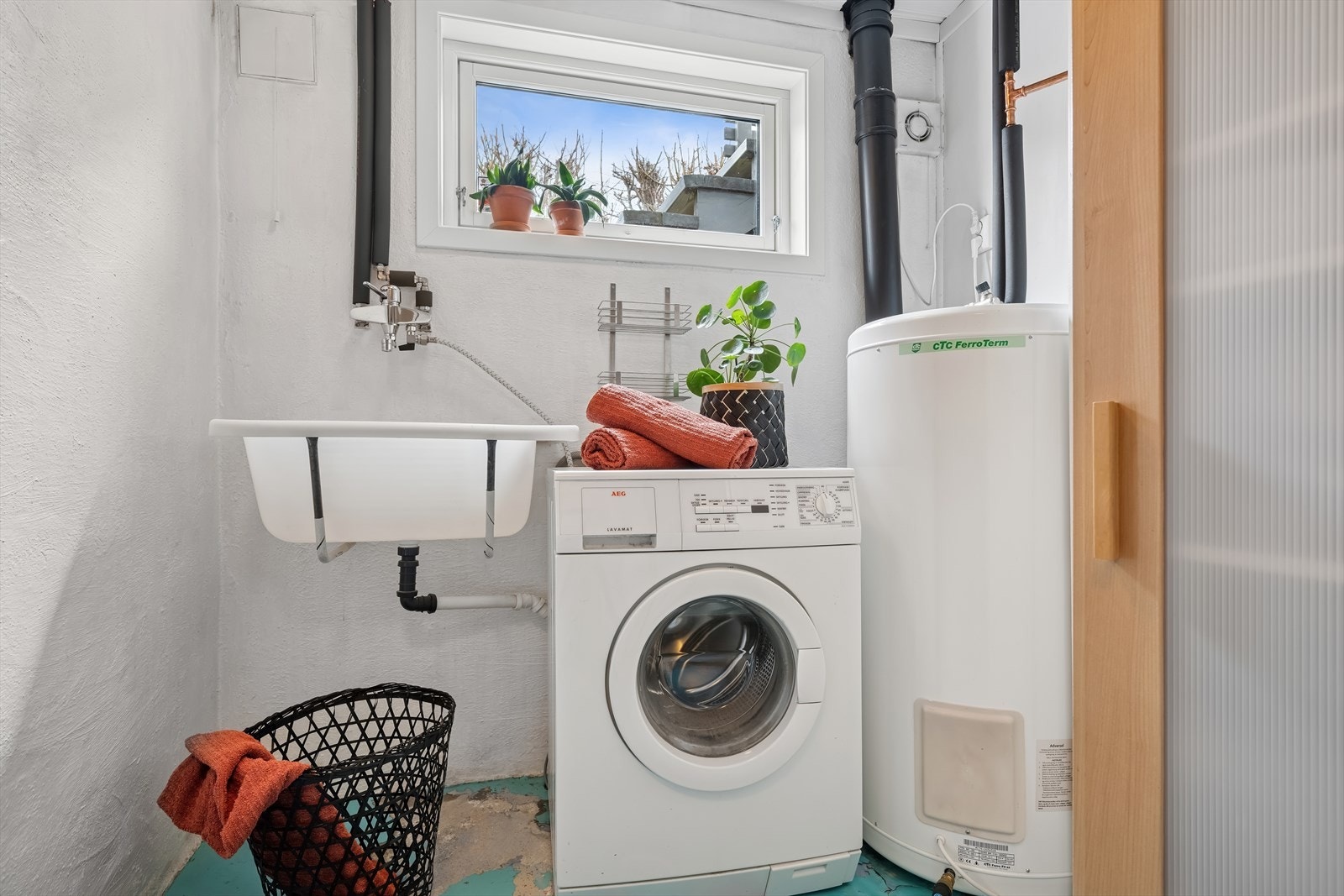 Eget vaskerom med utslagsvask og opplegg for vaskemaskin. Galleribilde