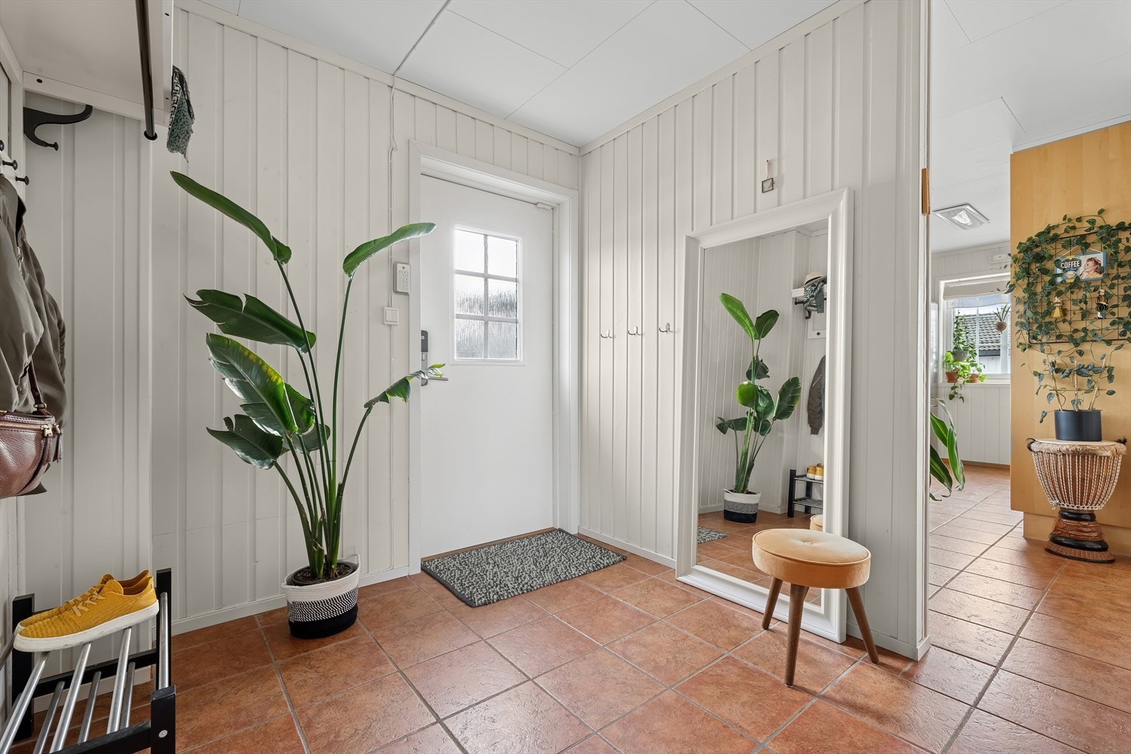 Det første som møter deg når du kommer inn er en romslig entré/gang med plass til sko og yttertøy. Galleribilde
