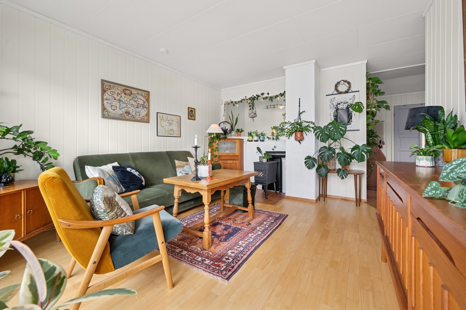 Innbydende stue med plass til sofagruppe og spisebord. Galleribilde