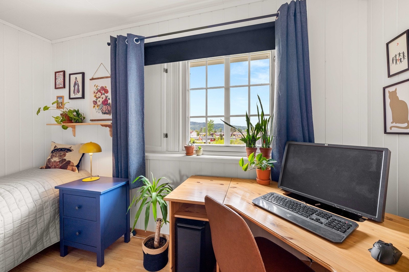 Soverom 1 med god plass til seng og garderobeløsning. Galleribilde