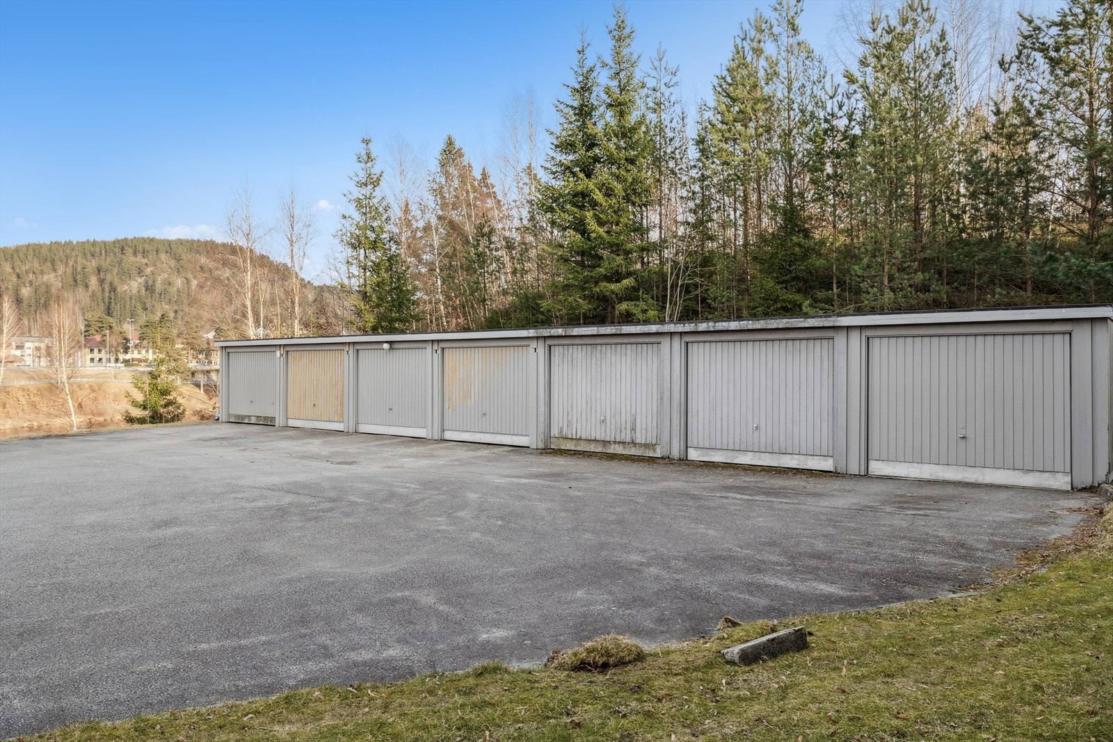 Det er felles parkeringsplass utenfor blokken, ikke faste plasser. Selger har en garasjeplass som kan kjøpes om ønskelig utenom, konferer megler for ytterligere info. Galleribilde