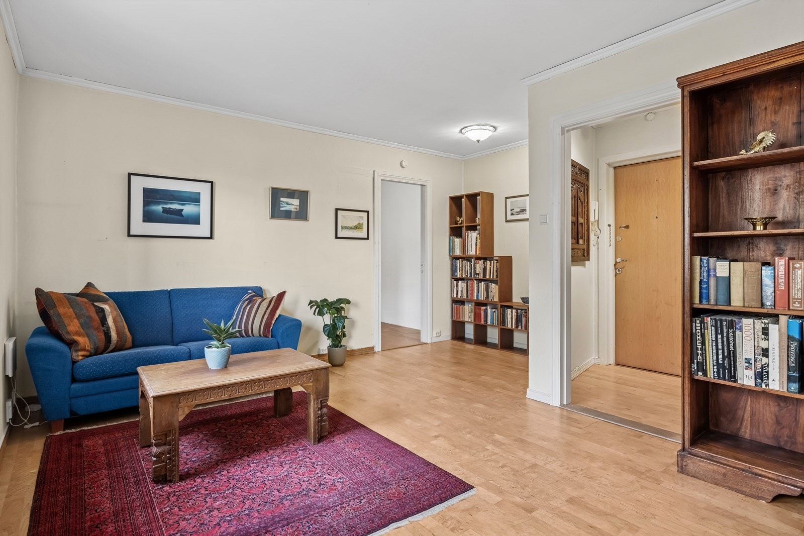 Stuen er enkel å møblere med sofagruppe og TV. Galleribilde